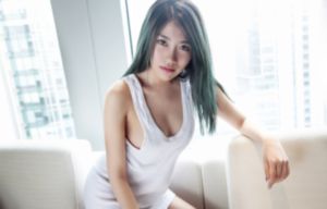 伸进她的小内裤里疯狂揉摸动漫